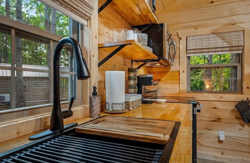 Mentone Cabin | Escape to a Charming Cabin with Hot Tub & Covered Porch in Mentone, Alabama