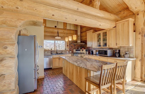 Buena Vista Cabin | Escape to an Extraordinary Log Home, amazing views, hot tub, secluded, tranquil