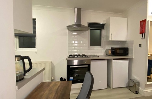 Woolwich Apartment | Escape to Comfort: Charming Getaway with Weekly & Monthly Stays