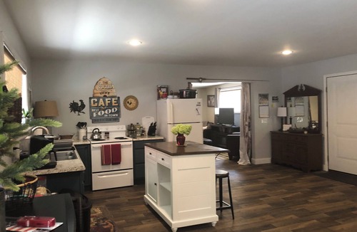 Lavonia Cottage | ESCAPE to Lake Hartwell. Large, 2/1 guest cottage on 5.29 acres with dock.