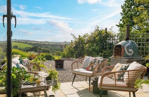 Helford Passage Villa | Escape to Poldurra – Luxurious Cornish Retreat with Hot Tub, Pizza Oven & Views