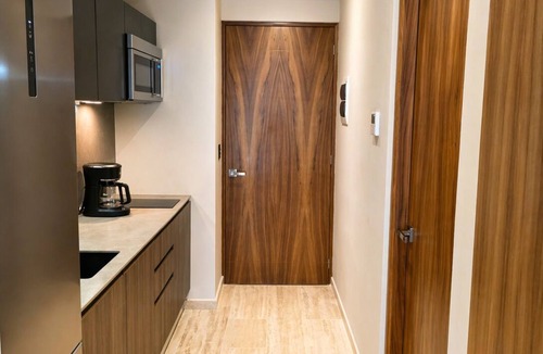 Tulum City Center Apartment | Escape to this corner studio in Tuk Hacienda, perfect for 1 or 2 guests seeking comfort, style, and location. Enjoy a king bed, kitchenette, full bathroom, smart TV, Wi-Fi, A/C, private balcony, pools, paddle court, parking, and 24/7 security.