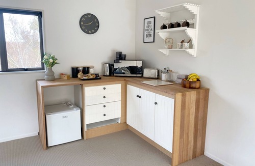 Clyde Apartment | Escape to this modern farm getaway