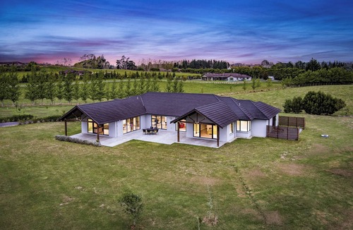 Dairy Flat House | Escape to Your Private 5-Acre Farm Lifestyle Paradise, 8 mins to Shops & Eatery