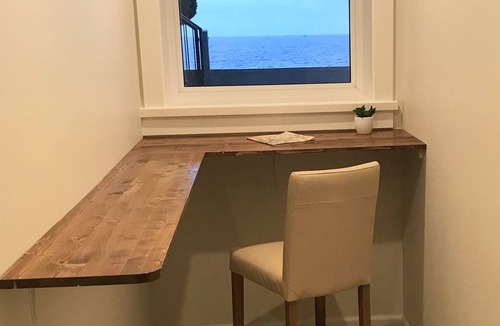 Oak Bay House | ESPLANADE BEACH SUITE