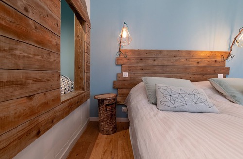 La Croix-Hellean Bed & Breakfast | Esprit Cabane Guest Room – Les Hortensias