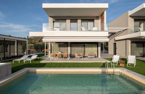 Paradhisos Villa | Estellar Villa with pool and sea view,garden with sports activities, living room