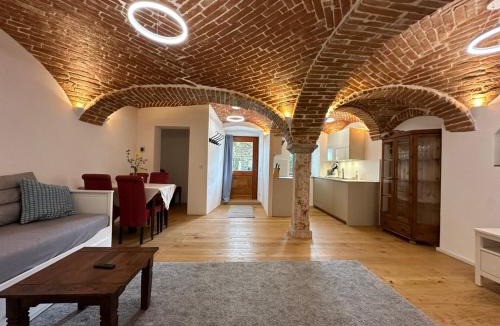 Niedertaufkirchen Apartment | Esterbauer Homes, Gewölbe Wohnung 4P, Moderne Stadel Loft 4P und Generationen Farmhaus 9P in ruhiger Alleinlage mit Schwimmteich am Hof Neuberg