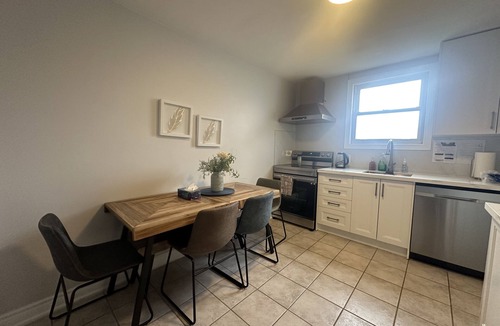 Niagara Falls House | Esther’s Vacation Home . Walking distance to Clifton fun street