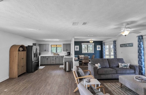 Midway House | 'Estrella Blue' relaxing retreat on the marsh!