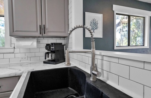 Midway House | 'Estrella Blue' relaxing retreat on the marsh!