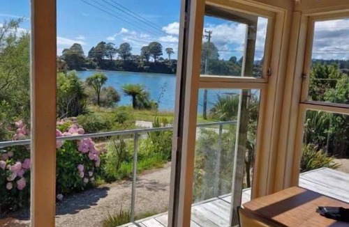 Onekaka Ski Chalet | Estuary View - Peaceful Onekaka Retreat