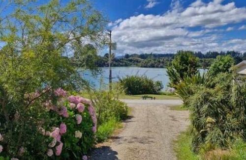 Onekaka Ski Chalet | Estuary View - Peaceful Onekaka Retreat