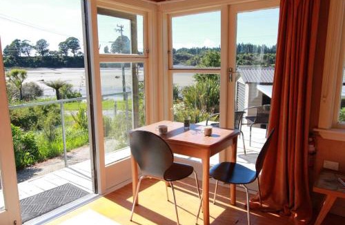 Onekaka Ski Chalet | Estuary View - Peaceful Onekaka Retreat