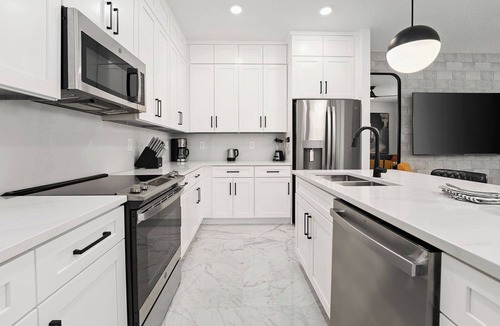 Florida Center House | Ethan’s Escape | Cozy, chic retreat w/island theme BR, pool - next to Universal