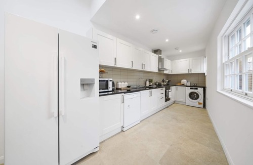 Eton House | Eton Townhouse | 5 Beds | Castle Views | Parking | Prime High Street Location
