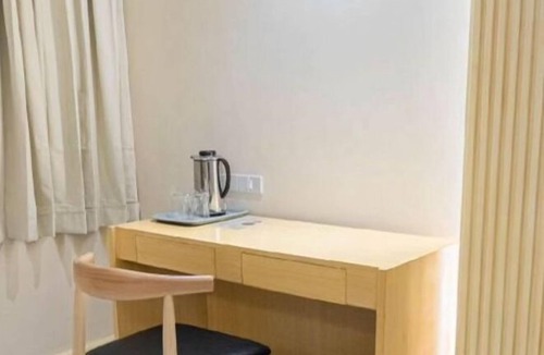 Downtown Tacloban Apartment | Etsu Hotel Lively Studio. Stay and Enjoy