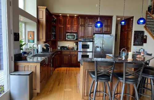 Alvadore House | Eugene, OR Near Track City UO Hayward Hult Ctr Matthew Knight Hospitals Coast