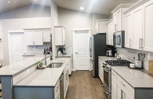 Central Oregon House | Eugene Vacation 4Bed- 2Master Suites 3Bath 1GBWiFi