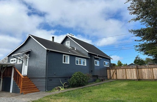 Eureka House | Eureka Nest: Fenced Yard + Deck+Stylish and Pet Friendly