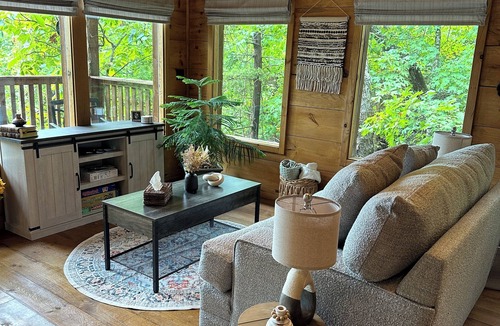 Eureka Springs Cabin | Eureka Springs Riverview Oasis: A Serene Retreat Overlooking the White River