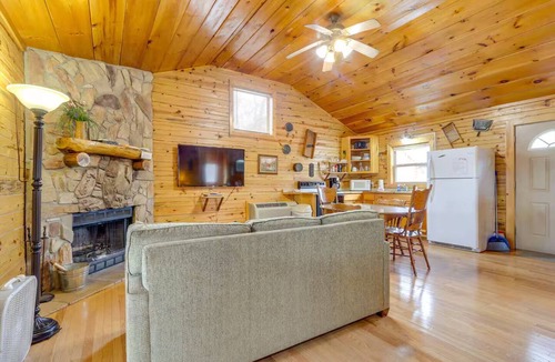 Eureka Springs Cabin | Eureka Springs Multi-Cabin Rental: Saltwater Pool!