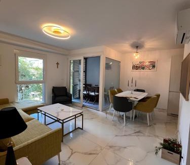 Split Apartment | Eurybia