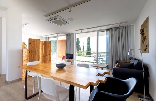 Pentakomo Apartment | Eutopia | Superior Studio, Art by PraXis Apartments