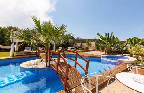 Roumeli Villa | Eva Villa, Pool & Whirlpool, BBQ, Playground & Ping Pong