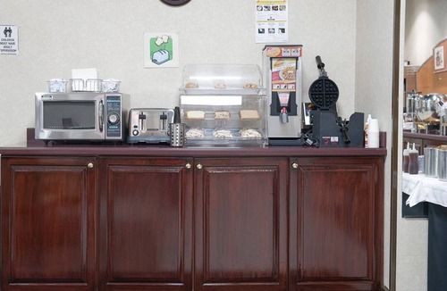 Monroe Hotel | Evergreen Inn and Suites
