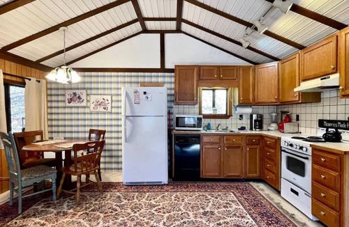 Berkeley Springs Cabin | "Evergreen" Private, creek-side escape