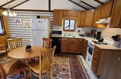 Berkeley Springs Cabin | "Evergreen" Private, creek-side escape