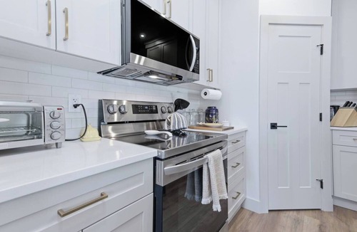 Lacombe House | "Evergrove"2 Bdrm modern escape in Lacombe!
