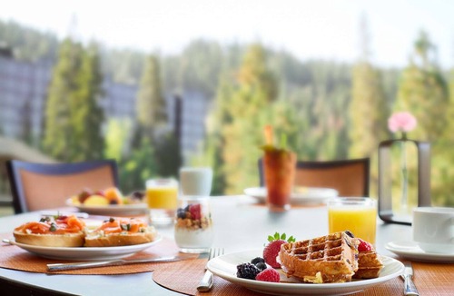 Olympic Valley Hotel | Everline Resort & Spa Fireplace Suite Forest View