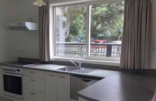 Waiwera Cottage | Everso relaxing beach cottage. Perfect for couples. Meters from Waiwera Beach.
