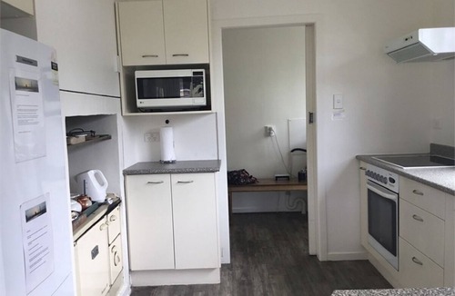 Waiwera Cottage | Everso relaxing beach cottage. Perfect for couples. Meters from Waiwera Beach.