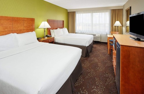 Matteson House | Everthing Matteson has to offer at Your Arms Reach! 3 Great Units, Free Parking