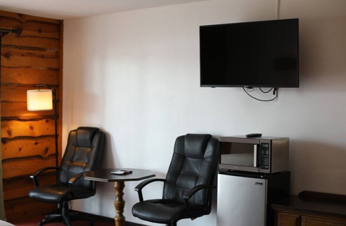 Tomahawk Bed & Breakfast | Every Room with a Beautiful View of The Wisconsin River *