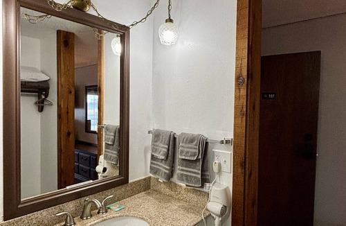Tomahawk Cabin | Every Room with a Beautiful View of The Wisconsin River *