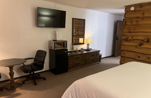 Tomahawk Cabin | Every Room with a Beautiful View of The Wisconsin River *