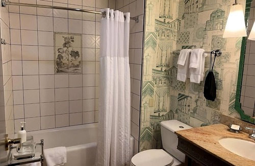 Downtown Portland Hotel | Everything You Need For The Perfect Vacation! Near Oregon Zoo!