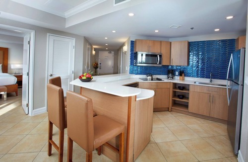 Palm Beach Hotel | Everything You Need for a Seamless and Enjoyable Stay! Free Parking, Pools!