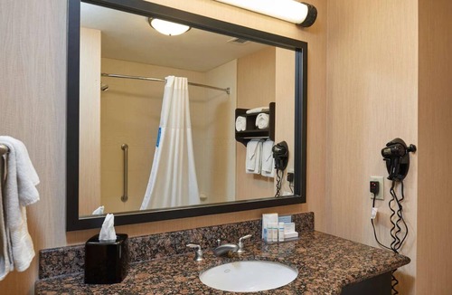 Waco Hotel | Everything You Need For The Perfect Vacation! Free Parking & Breakfast, Pool!