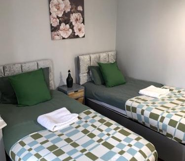 River House | Everything You Need I Super Comfy I Sleeps 7 I WiFi I Parking I 4BDR