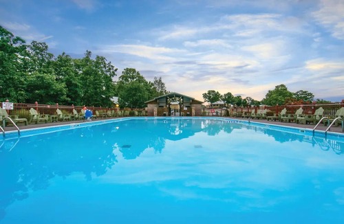 Branson Apartment | Everything You Need in One Spot | Three Rooms, Pools, Golf & Theater Included!