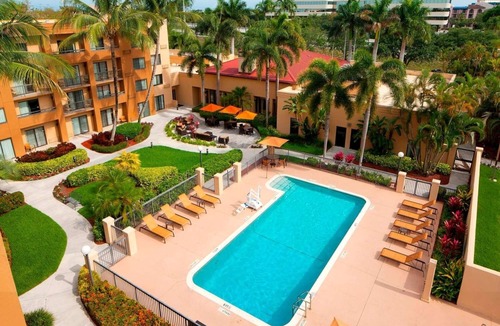 Boca Raton Hotel | Everything You Need For The Perfect Vacation! Pet-friendly, Free Parking, Pool!