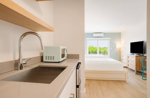 Islamorada Hotel | Everything You Need For The Perfect Vacation! 3 Convenient Units, FREE Parking!