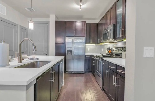 Fashion Square Apartment | Everything You Need In This Modern & Chic Space!