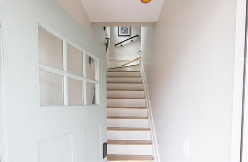 Elizabeth Apartment | Excellence by Urooms Apartments Near NYC and Newark Airport with Parking