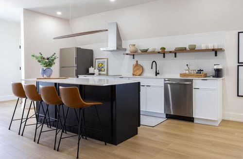 Elizabeth Apartment | Excellence by Urooms Apartments Near NYC and Newark Airport with Parking